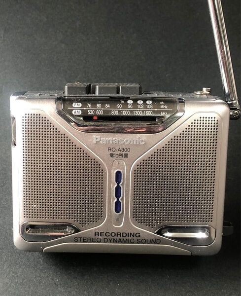 Panasonic RQ-A300は、ステレオダイナミックサウンドを実現したコンパクトなAM/FMラジオです。
