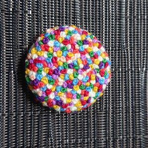 ハンドメイド刺繍ブローチ