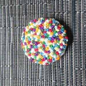 ハンドメイド刺繍ブローチ