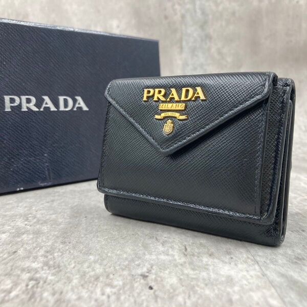 【極美品】 プラダ 三つ折り財布 ロゴ金具 ネロ コンパクトウォレット ゴールド金具 サフィアーノレザー ブラック 黒
