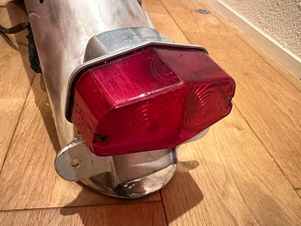 SR400用WMショートリアフェンダーとルーカステールランプ デイトナ反射板