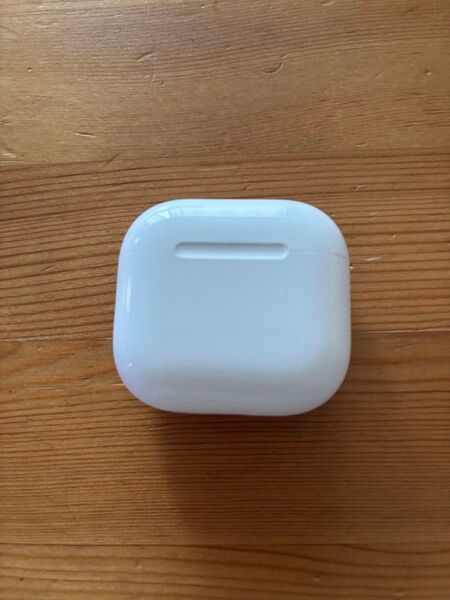 美品 AirPods4 アップル Apple エアーポッズ 充電ケース MXP63J/A