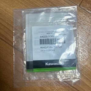 Kawasaki リングフォークピストン 44025-1065 新品未使用