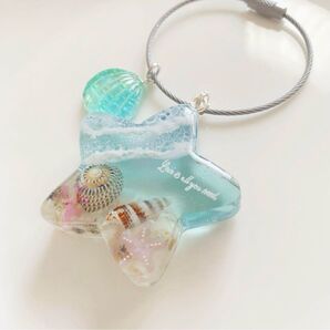 海のキーホルダー 浜辺の貝殻と波 レジン ブルー系 夏 ワイヤーリング