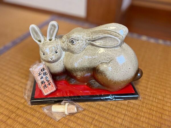 伝統工芸 上田彩煌 本格焼酎 赤鶴 干支ボトル 卯 1800ml 陶器 うさぎ 置物 インテリア
