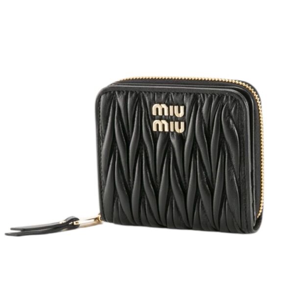 《新作》ミュウミュウ miumiu 二つ折り財布 ミニ マトラッセ ブラック