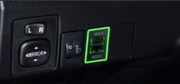 トヨタ専用 QC3.0急速充電USBポート 2口 LED発光 グリーン 12V 24V対応 スイッチパネル適合 カプラーAタイプ