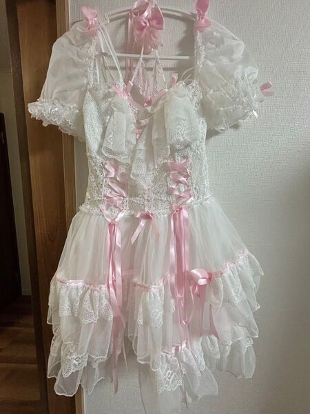 Lolita白地にピンクのレースとリボンがかわいいワンピース