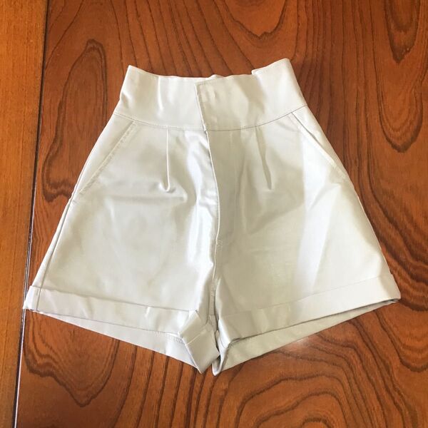 白のショートパンツ レディース