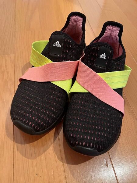 adidas ランニングシューズ スニーカー ピンク×黄緑ストラップ 24.5cm