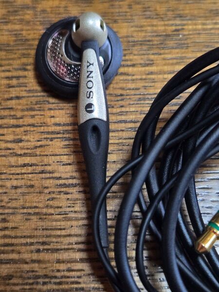 美品 SONY ソニー MDR-E888LP 開放 ダイナミック型 イヤフォン ソニー ケース付