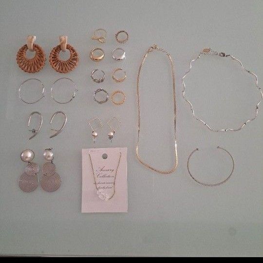 多様なデザインのアクセサリーセット ピアス リング ネックレス ブレスレット