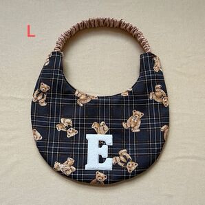 大型犬 スタイ BIGなイニシャルワッペン白E テディベア×チェック柄 ふわふわタオル(ベージュ) L