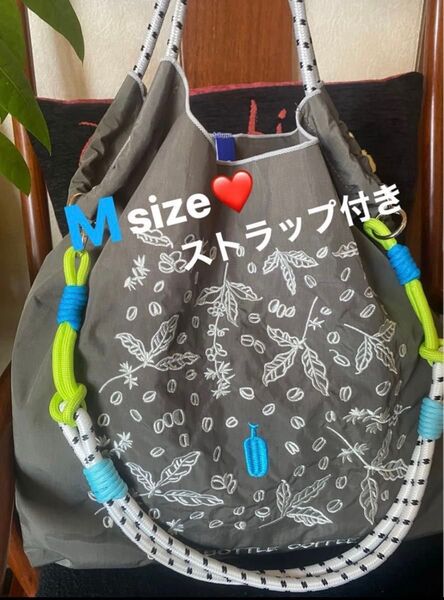 新品 Mサイズ 刺繍バッグ カスタムストラップ付き グレー ブルー ボトル コーヒー エコバッグ ボール アンド チェーンタイプ