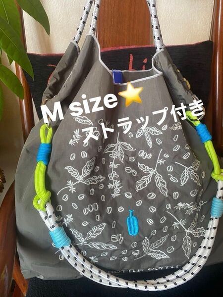 新品 Mサイズ 刺繍バッグ カスタムストラップ付き グレー ブルー ボトル コーヒー エコバッグ ボール アンド チェーンタイプ