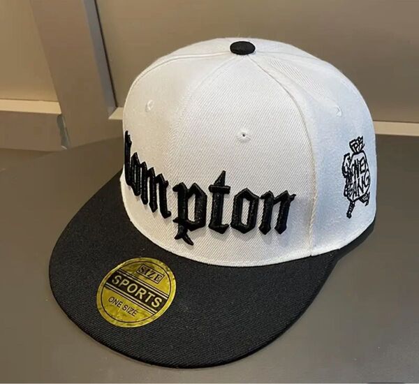 Compton 刺繍 ホワイト ブラック CAP キャップ コンプトン スナップバックキャップ ベースボールキャップ