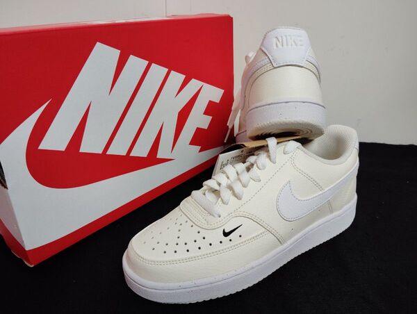 新品23.5ナイキコートビジョンホワイトアイボリーCOURTVISION白エアフォース1AF1好きにNIKEレディーススニーカー