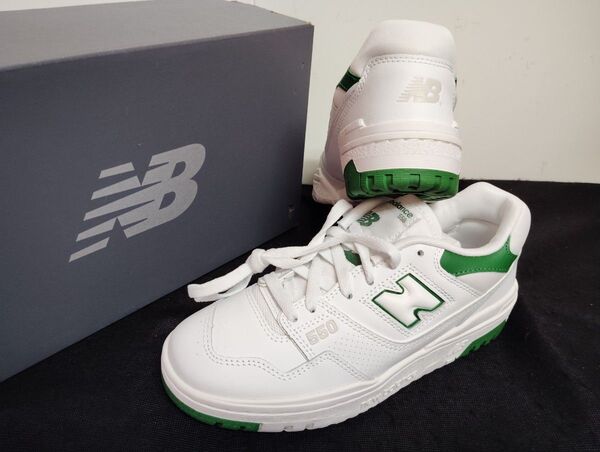 新品23.5cmニューバランス newbalanceBB550SWBレディーススニーカーホワイトグリーン白緑