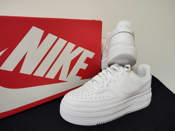 新品24.5ナイキコートビジョンアルタホワイト白COURTVISIONエアフォース1AF1好きに厚底スニーカーNIKEレディース