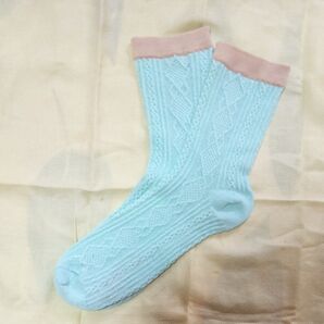 履き口ゆったり 新品未使用 カラー水色のケーブル編みのソックス