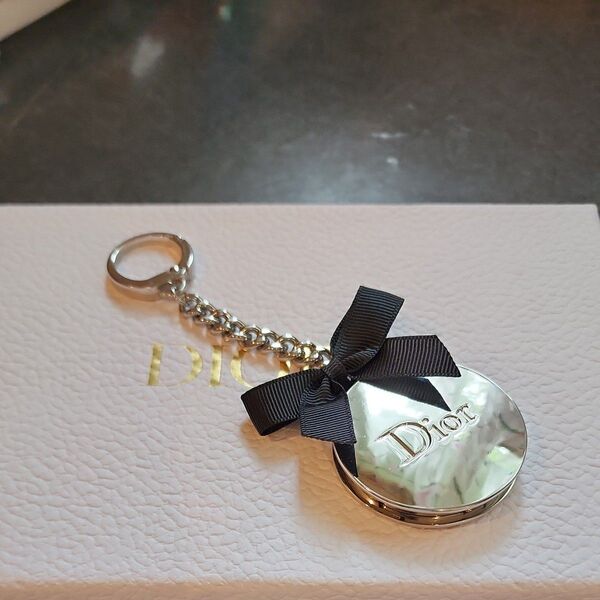 Dior キーホルダー ノベルティ シルバー リボン 未使用に近い