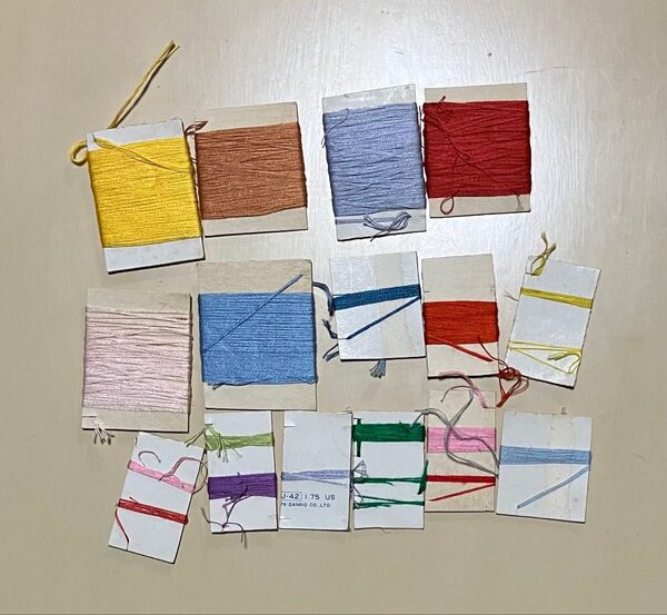 刺繍糸(合わせ買いで30円)黄色 オレンジ系 ブルー系 藤色 ピンク 赤など 色々
