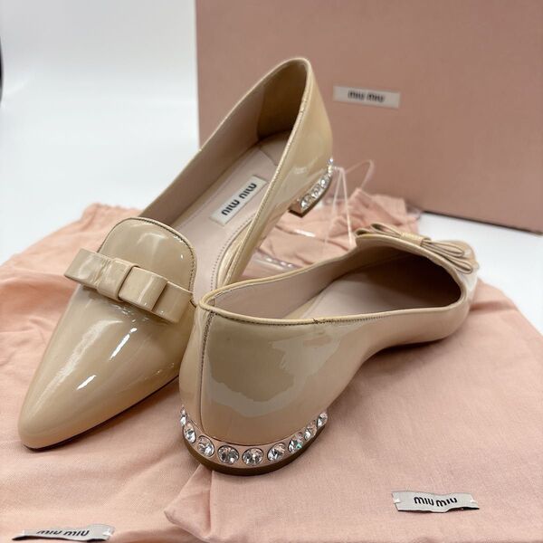 【美品】miu miu パテントレザー リボンパンプス クリスタルヒール フラットシューズ ミュウミュウ ビジュー ベージュ