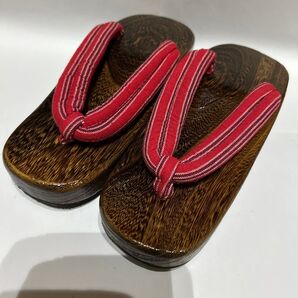【新品】下駄 木製 赤×白ストライプ鼻緒 レトロ お値下げ不可