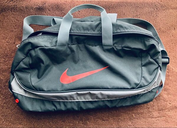 【美品】NIKE プールバッグ 子供用 スイムバッグ ボストン型 ショルダー付き スポーツバッグ 黒×赤