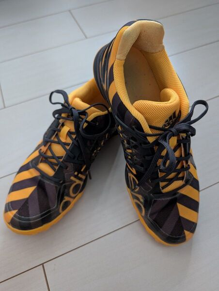 adidas バドミントンシューズ、オレンジ、ブラック