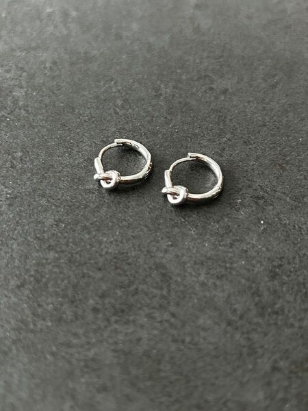 シルバー フープピアス 結び目 シンプル 小ぶり 2個セット