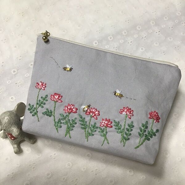 れんげ畑と蜜蜂 手刺繍ポーチ グレー 18cmファスナー ハンドメイド