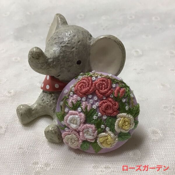 ローズガーデン 手刺繍ブローチ、ヘアゴム 、ペンダントにも むら染めコットン 淡ピンク ハンドメイド