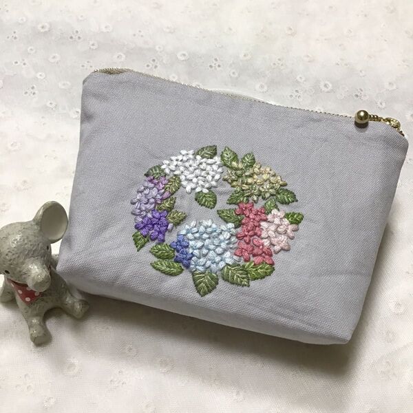 紫陽花ガーデンとモルフォ蝶 手刺繍ポーチ 16cmファスナー ライトグレー ハンドメイド