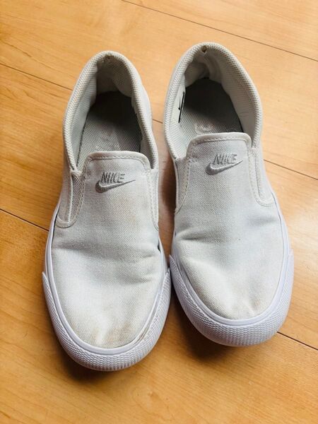 Nike ホワイト スリッポン 23.5㎝