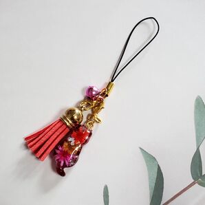 ハンドメイド レジン 猫とお花 チャーム タッセルストラップ 赤系