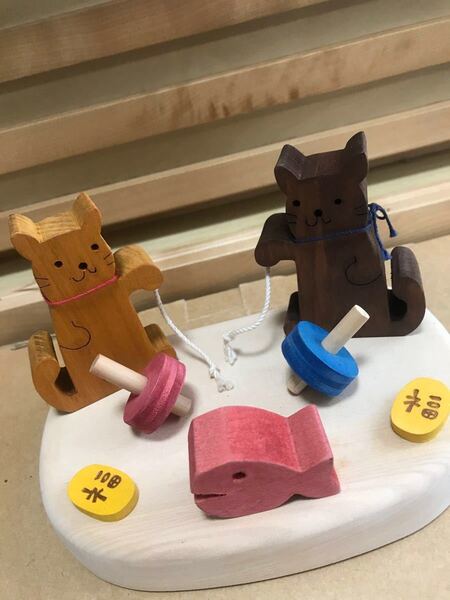 木製 コマまわし猫 お正月 オブジェ 北欧 ナチュラル 猫 置き物 飾り 魚 新年
