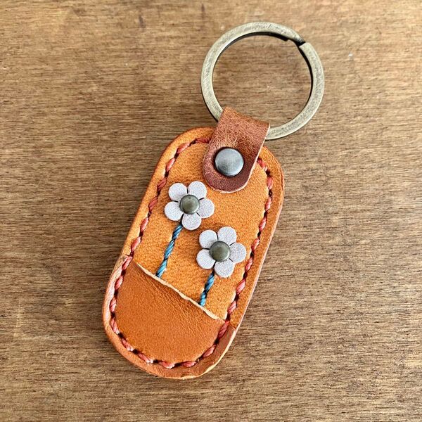 キャメル 本革 キーホルダー キーリング 花 鍵 ハンドメイド レザークラフト 革小物
