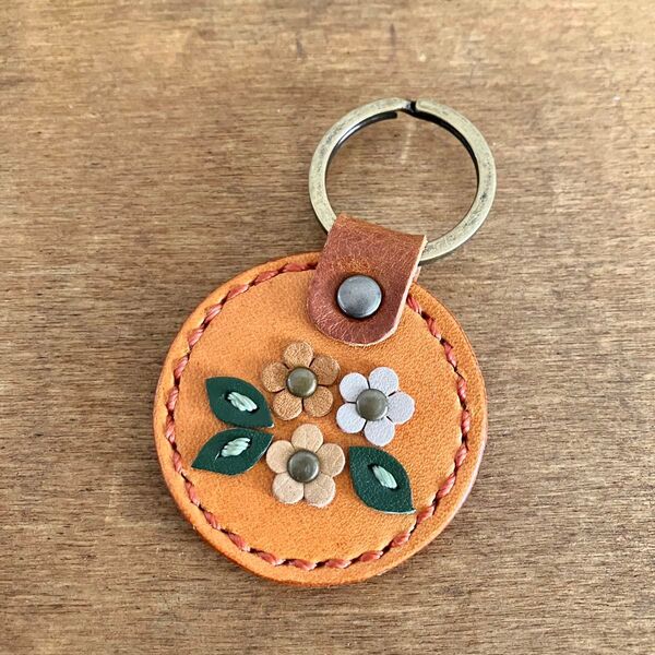 キャメル 本革 キーホルダー キーリング 花 鍵 ハンドメイド レザークラフト 革小物