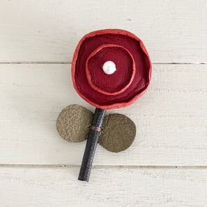 赤 本革 花 ブローチ 花ブローチ アクセサリー レザークラフト ハンドメイド 革小物