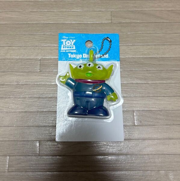 リトルグリーンメンの光るバッジ キーホルダー