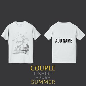 波とサンセットのデザインが特徴のカップル用Tシャツ、名前を追加可能で夏にぴったり。入れんなデザインできます。