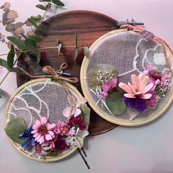 【2個セット】ハンドメイド 刺繍とドライフラワーのミニ額縁飾り ピンク/パープル