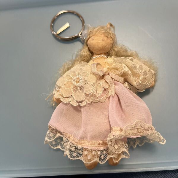 キーホルダー用人形 ピンクのワンピース レース さえら ヒスクローネの人形