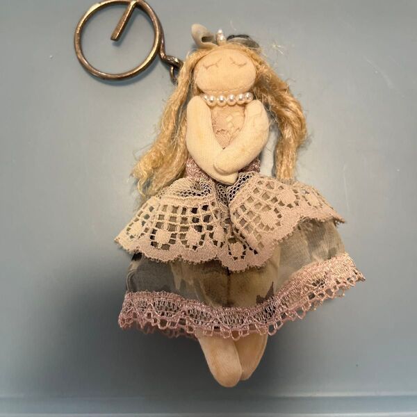 キーホルダー 人形 ハンドメイド ドレス さえら ヒスクローネ