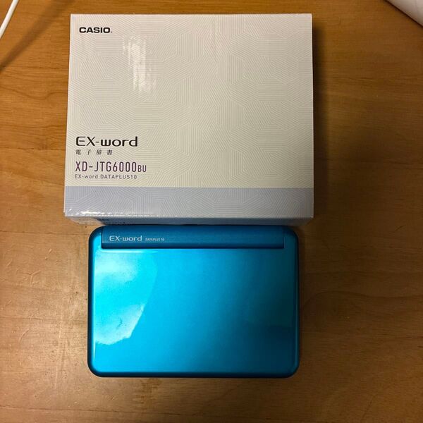 写真の商品はCASIO Ex-word 電子辞書 XJTG6000BU ブルーです。 説明書付きでカバーは付属していません。