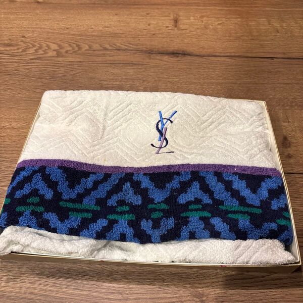 Yves Saint Laurent タオル 未使用に近い