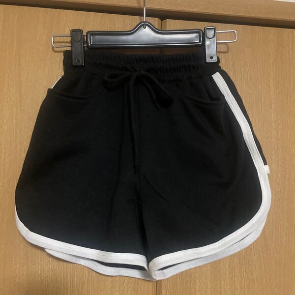 黒のショートパンツ サイドライン付き j.e,balance