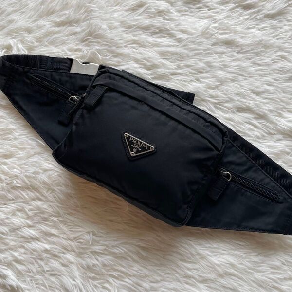 PRADA プラダ ボディーバッグ ウエストポーチ 三角プレート 三角ロゴ Y2K 黒 ブラック
