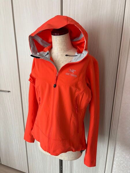 美品ARC'TERYX ソフトシェルジャケットアークテリクス ガンマLT GAMMA LT HOODYパーカー オレンジ Sサイズ